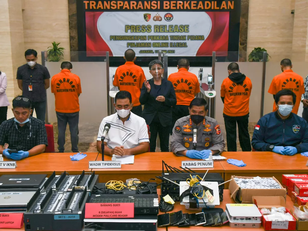 Bareskrim Polri merilis kasus tindak pidana pinjaman online ilegal RP Cepat di kantor Bareskrim Polri, Jakarta, Kamis (17/6/2021). (ANTARA FOTO/Galih Pradipta)