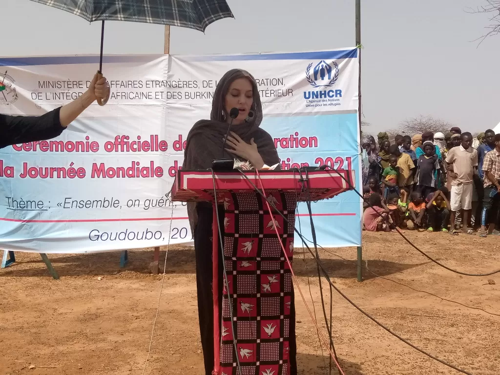 Aktor Angelina Jolie, utusan khusus Badan Pengungsi PBB berbicara selama Hari Pengungsi Sedunia di kamp pengungsi di Goudoubou, Burkina Faso 20 Juni 2021. Gambar diambil 20 Juni 2021. (photo/REUTERS/Ndiaga Thiam)