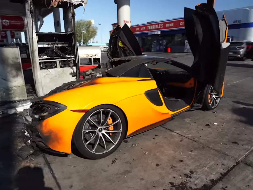 Mobil McLaren 570S yang terbakar di Las Vegas (photo/YouTube/Royalty Exotic Cars)