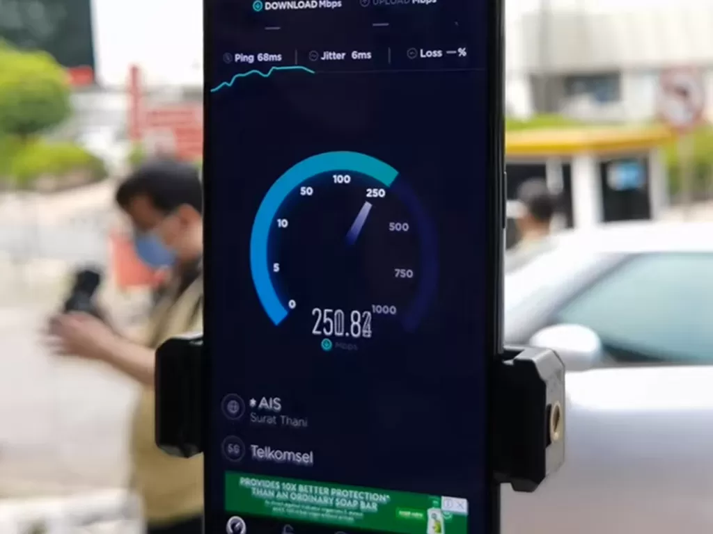 Uji kecepatan internet 5G milik Telkomsel di Indonesia (photo/YouTube/Jagat Review)