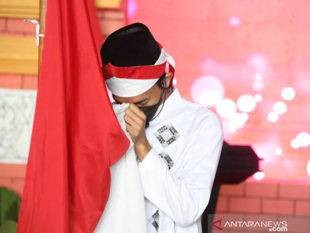 SJ narapidana terorisme mencium bendera merah putih yang merupakan bagian dari program deradikalisasi. (photo/ANTARA/Humas Direktorat Jenderal Pemasyarakatan)