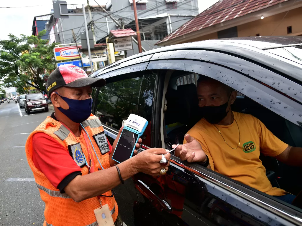 Seorang juru parkir digital di Ambon (Ilustrasi/ANTARA FOTO/FB Anggoro)