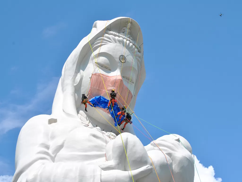 Patung Dewa Buddha di Jepang pakai masker. (REUTERS/Houkokuji Aizu Betsuin)