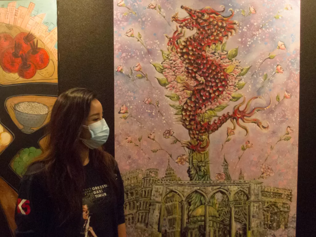 Nasya Patrini, pelukis dari Jakarta berada di depan karyanya berjudul Semerbak (ANTARA FOTO/Dodo Karundeng)