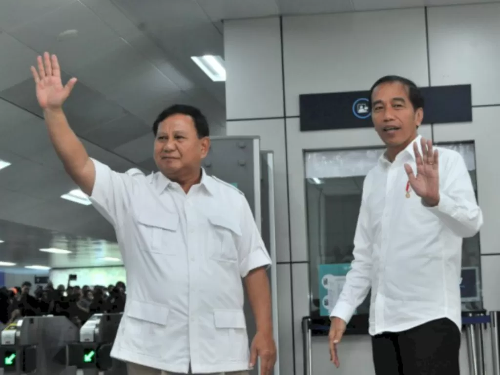 Prabowo Subianto (kiri) dan Joko Widodo bertatap muka di Stasiun MRT Lebak Bulus, Sabtu (13/7/2019). (Setkab.go.id)