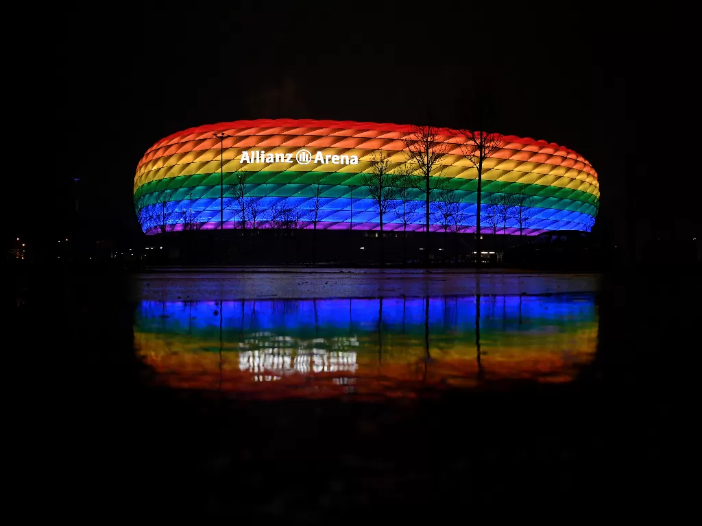 Penampakan Stadion Allianz Arena Munich, Jerman dihiasi lampu pelangi. (photo/REUTERS/UEFA Disebut Menentang Rencana Jerman Hiasi Stadion Allianz Arena dengan Lampu Pelangi Pro LGBT)