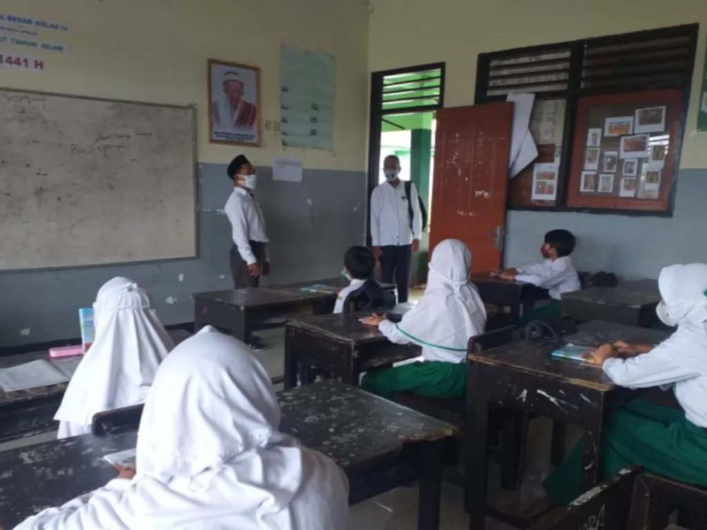 Protokol kesehatan untuk mencegah COVID-19 dijalankan dalam pelaksanaan pembelajaran tatap muka di satu madrasah swasta di Kota Mataram, Provinsi Nusa Tenggara Barat. (photo/ANTARA/Nirkomala)