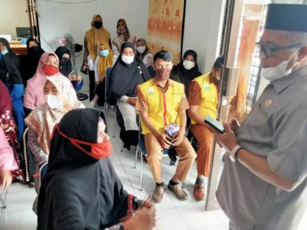 Bupati Aceh Barat Haji Ramli MS berbincang dengan warga sambil mengingatkan agar warga tidak takut berobat ke rumah sakit, apabila mengalami gangguan kesehatan termasuk jika memiliki gejala mirip dengan COVIID-19, di Aula Dinas Pangan Aceh Barat di Meulab