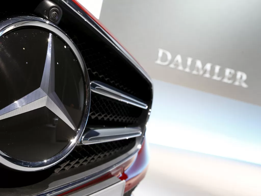 Tampilan logo Daimler dan mobil buatan Mercedes-Benz (photo/REUTERS/Michaela Rehle)