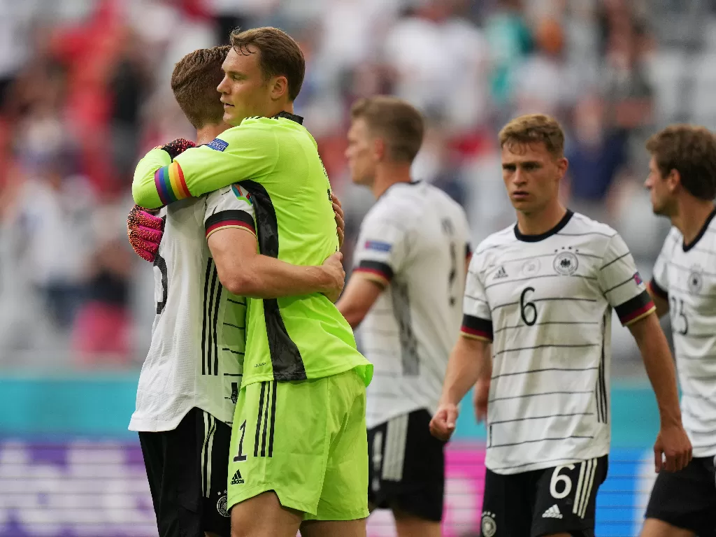 Kiper Timnas Jerman, Manuel Neuer memberikan dukungan untuk komunitas LGBT+ (Pool via REUTERS/Matthias Schrader)