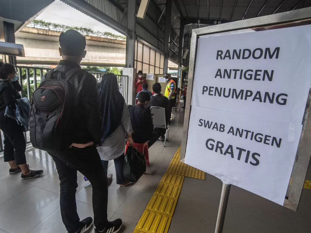 Sejumlah calon penumpang KRL mengantre untuk menjalani tes usap (swab) antigen yang digelar PT KCI di Stasiun Tanah Abang, Jakarta, Selasa (22/6/2021). (ANTARA/Muhammad Adimaja)