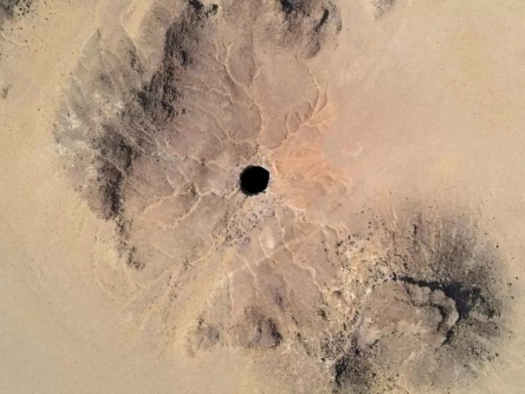 Misteri lubang raksasa di Yaman. (Photo/India Times)