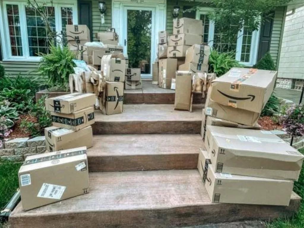 Seorang wanita kaget menerima banyak paket yang tidak dia pesan. (Photo/Times Now)