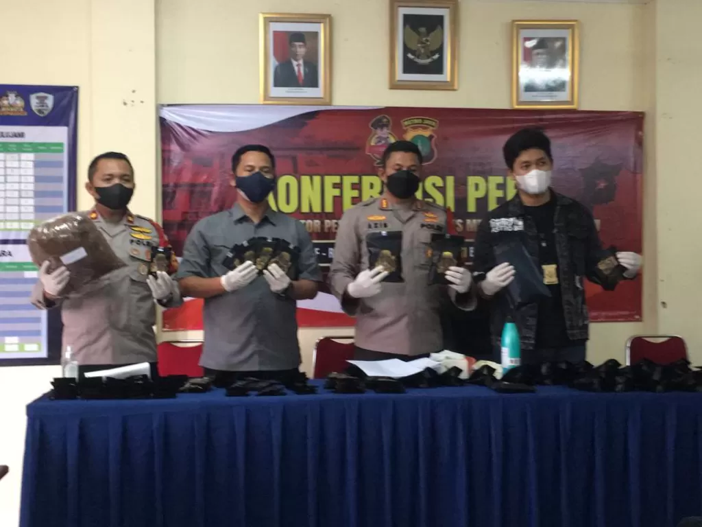Konferensi pers kasus produksi dan penjual ganja sintetis di Polsek Pesanggrahan, Jakarta Selatan (Dok: Istimewa).