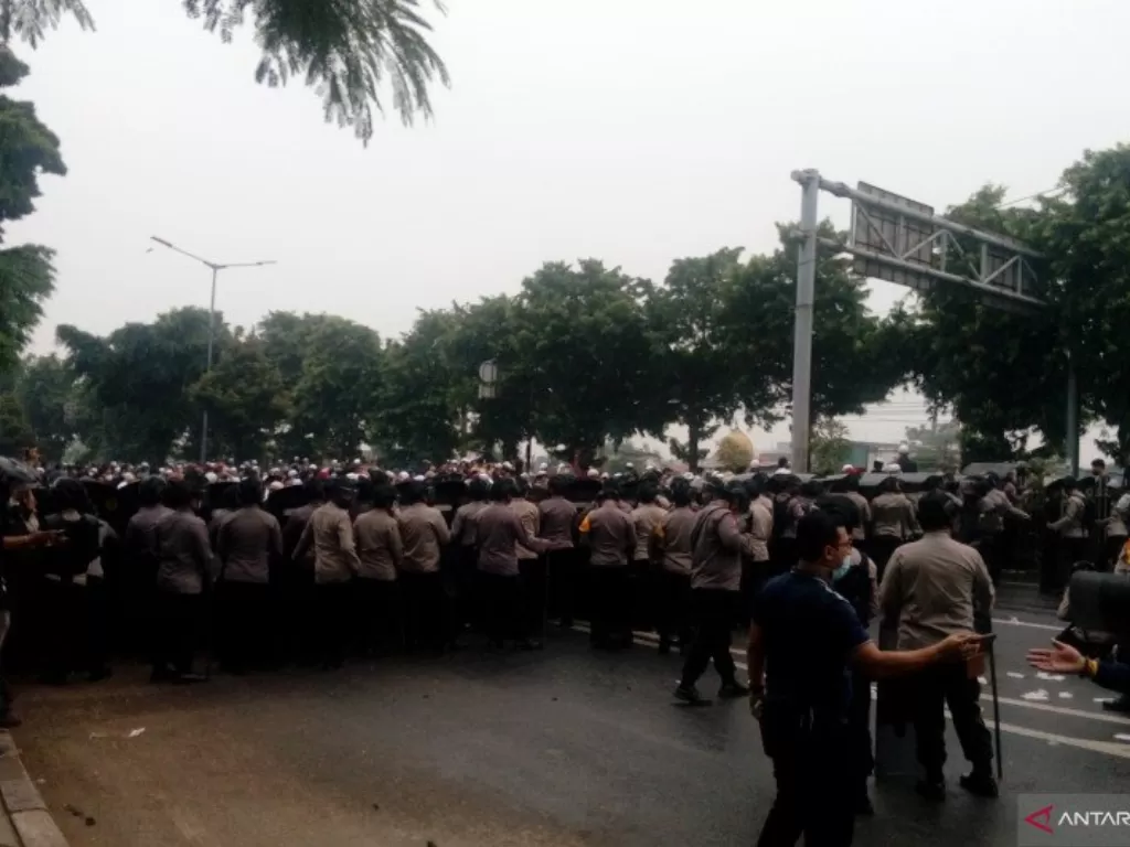 Polisi berjaga di depan fly over Pondok Kopi untuk mencegah massa simpatisan Rizieq Shihab ke Pengadilan Negeri Jakarta Timur, Jakarta, Kamis (24/6/2021). (ANTARA/Yogi Rachman)