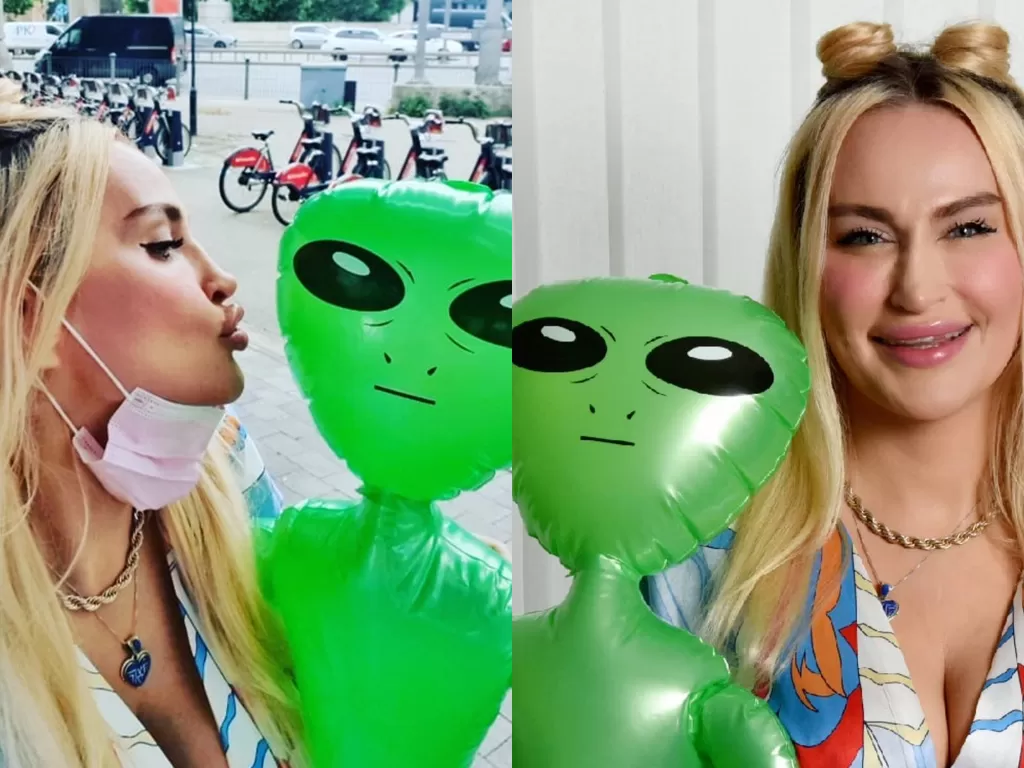 Abbie Bela dengan alien, yang adalah pacarnya. (photo/Instagram/@abbiebela)