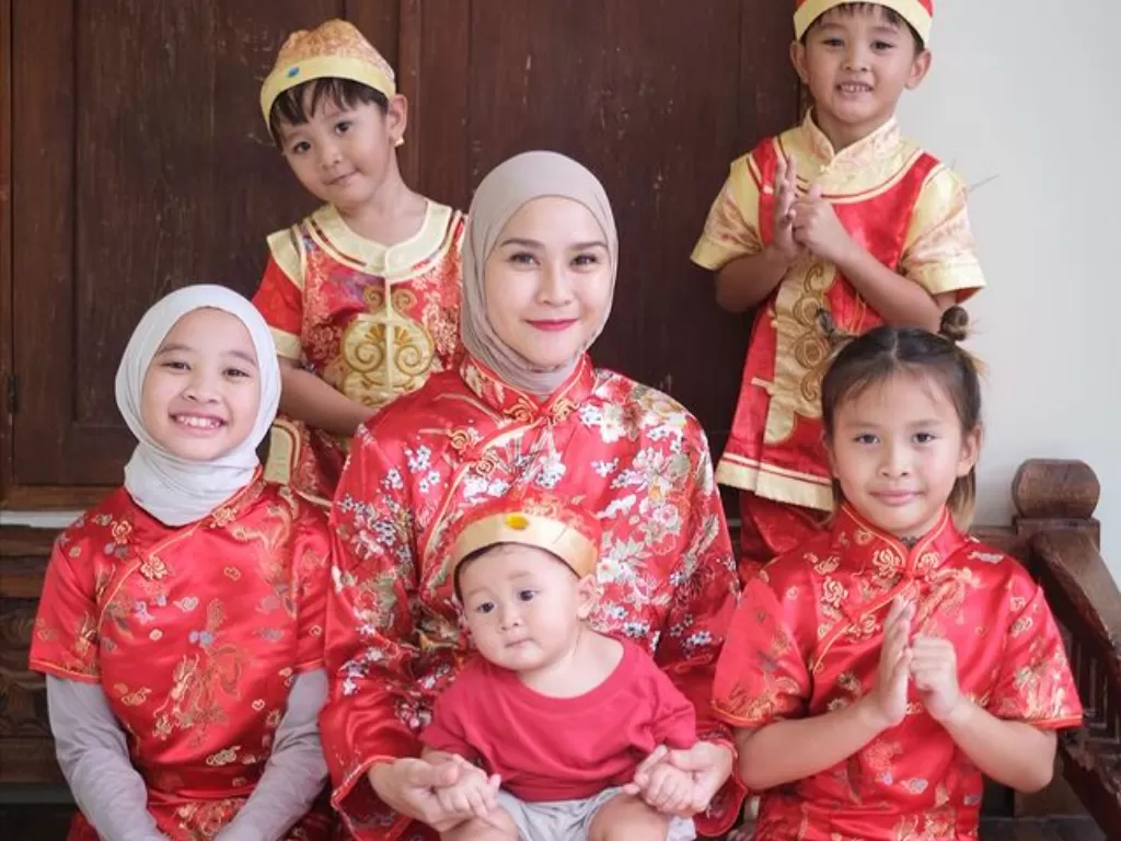 Zaskia Adya Mecca dan anak-anaknya. (Instagram/@zaskiadyamecca)