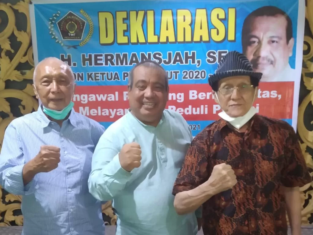 H Hermansjah (tengah) calonkan diri ketua PWI Sumut 2020-2025. (Indozone.id)