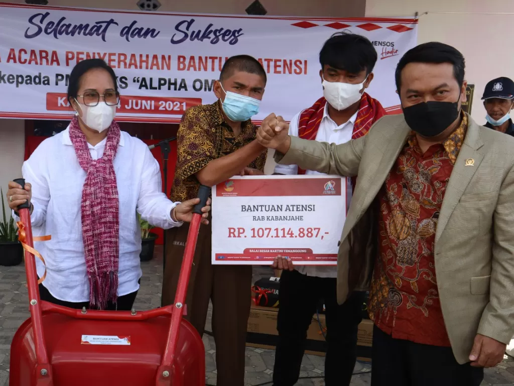 Proses penyerahan bantuan oleh Balai Besar Kartini kepada penyandang disabilitas di Kabanjahe, Karo, Kamis (24/6/2021). (Foto: Istimewa)