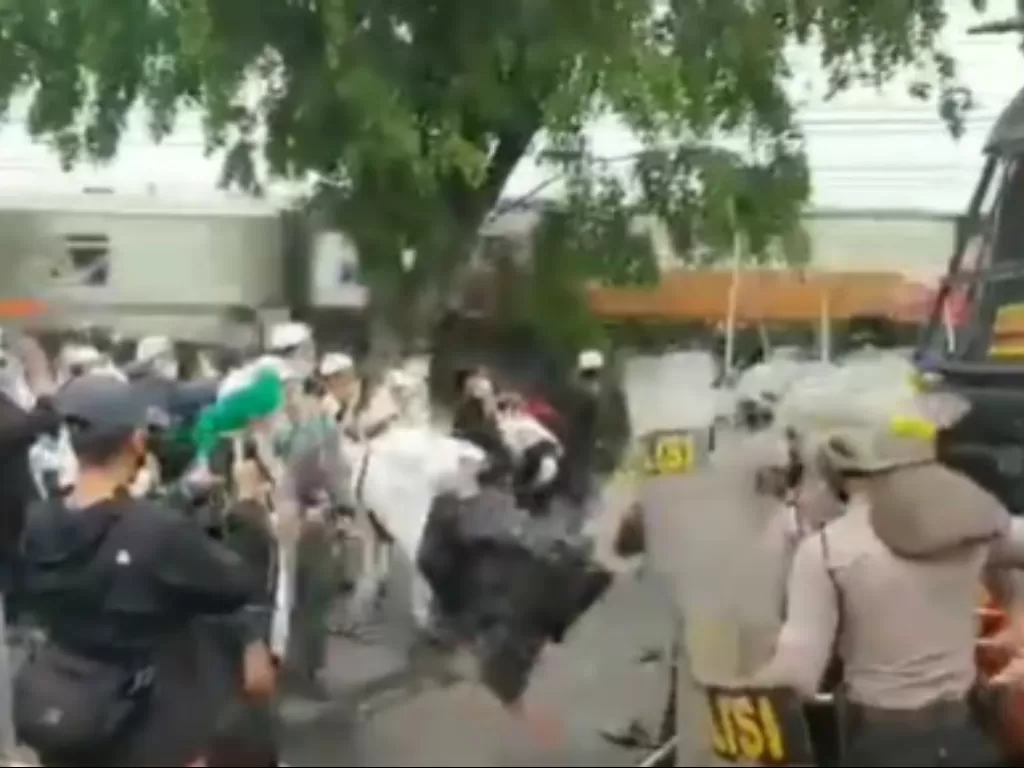 Tangkapan layar video bentrokan massa dan polisi. (Foto: Instagram/@kontributorjakarta)