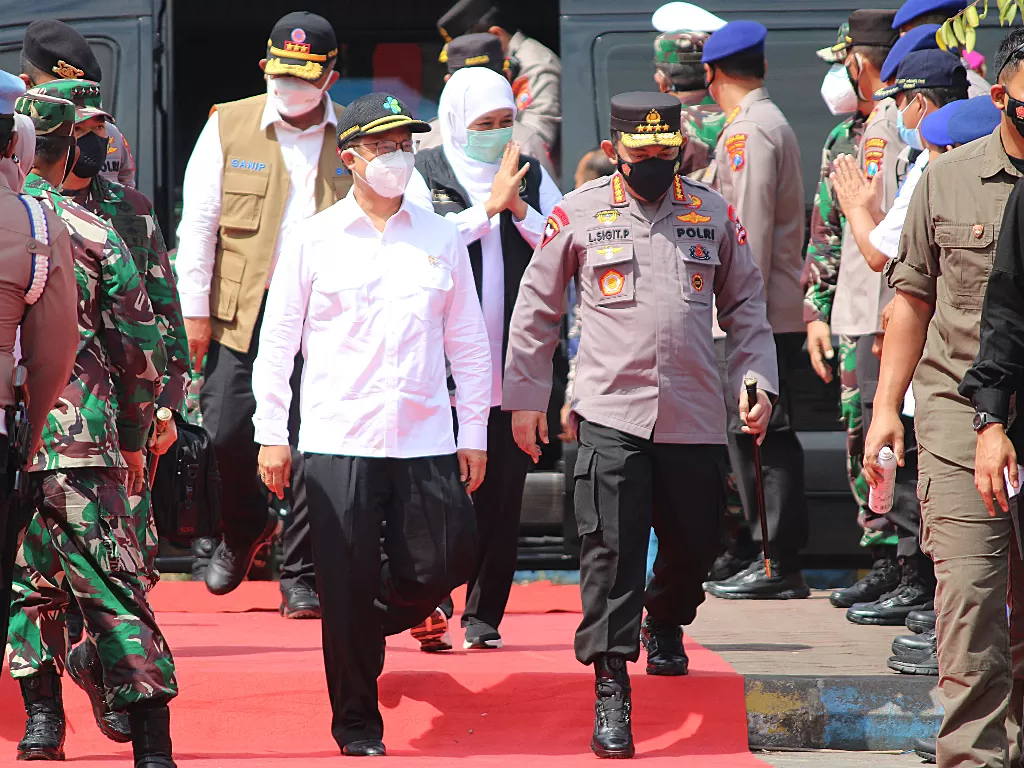 Menteri Kesehatan Budi Gunadi Sadikin (tengah) bersama Kapolri Jenderal Pol Listyo Sigit Prabowo (kanan). (ANTARA/Tina)