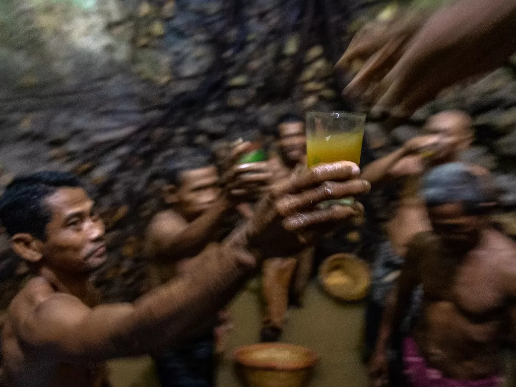 Sejumlah warga meminum air tapai sebagai syarat membersihkan mata air Sendangsari (ANTARA FOTO/Aji Styawan)