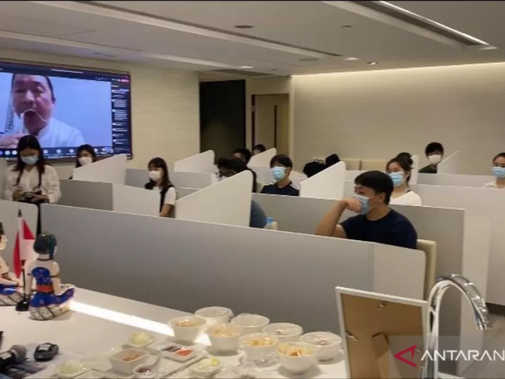  Para mahasiswa School of Hotel and Tourism Management, The Hong Kong Polytechnic University, menyimak penjelasan secara daring mengenai soto ayam khas Nusantara. (ANTARA/HO-KJRI HK) 