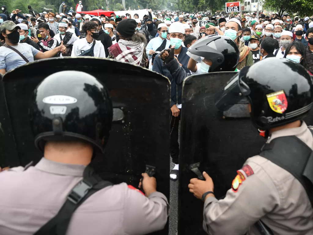 Polisi memblokade massa pendukung Rizieq Shihab (ANTARA FOTO/M Risyal Hidayat/aww.)