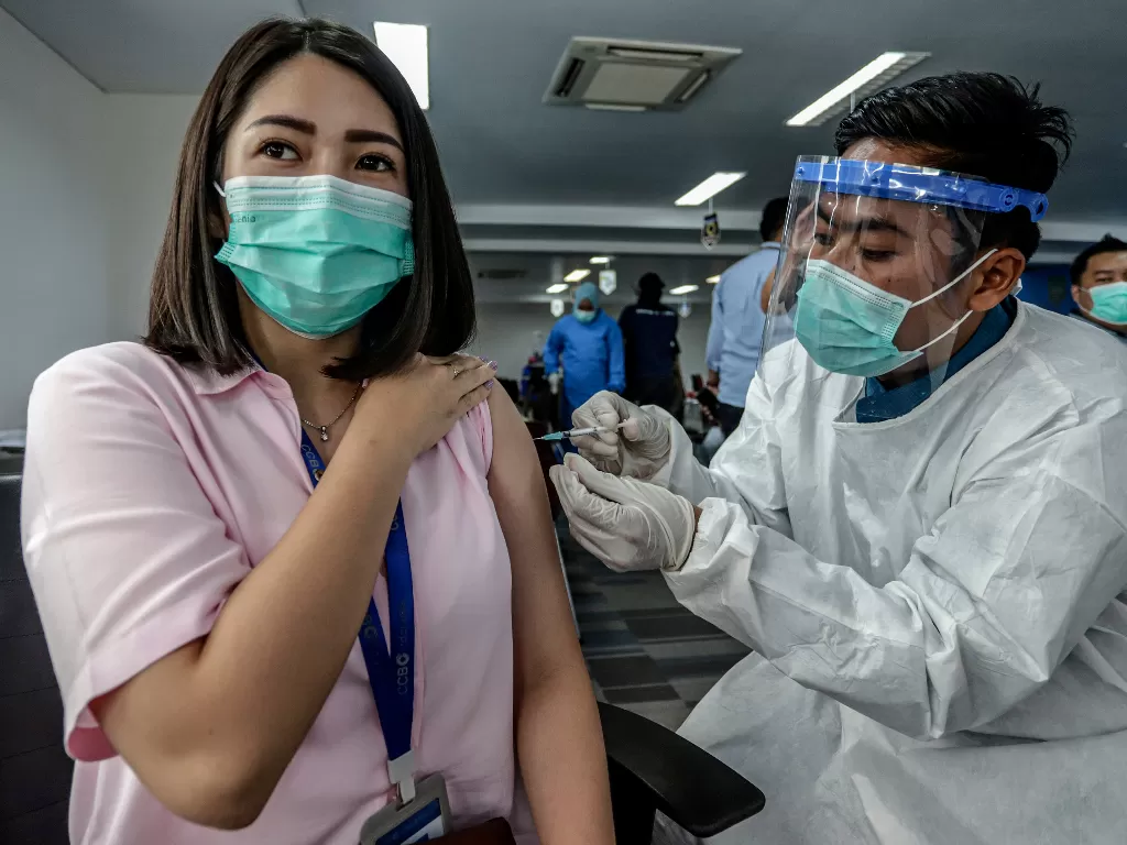 Ilustrasi: Petugas kesehatan menyuntikan vaksin AstraZeneca kepada seorang karyawan perbankan di Mandiri University ,Batam, Kepulauan Riau, Jumat (26/3/2021). (photo/ANTARA FOTO/Teguh Prihatna/ilustrasi)