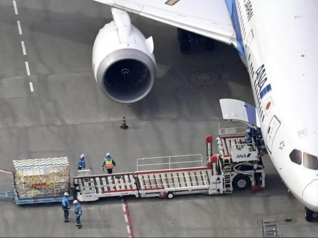 Foto udara menunjukkan pesawat All Nippon Airways (ANA), yang membawa vaksin virus corona (COVID-19) gelombang pertama tiba di Bandara Narita dari Brussels, di Narita, Tokyo, Jepang, Jumat (12/2/2021). (Mandatory credit Kyodo/via REUTERS/KYODO)