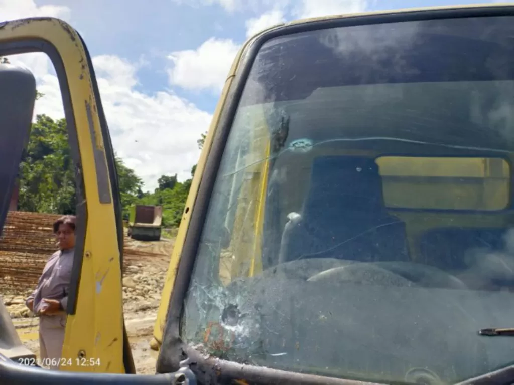 Lubang peluru di salah satu kaca truk sipil yang ditembak KKB di Papua. (Dok. Humas Polda Papua).