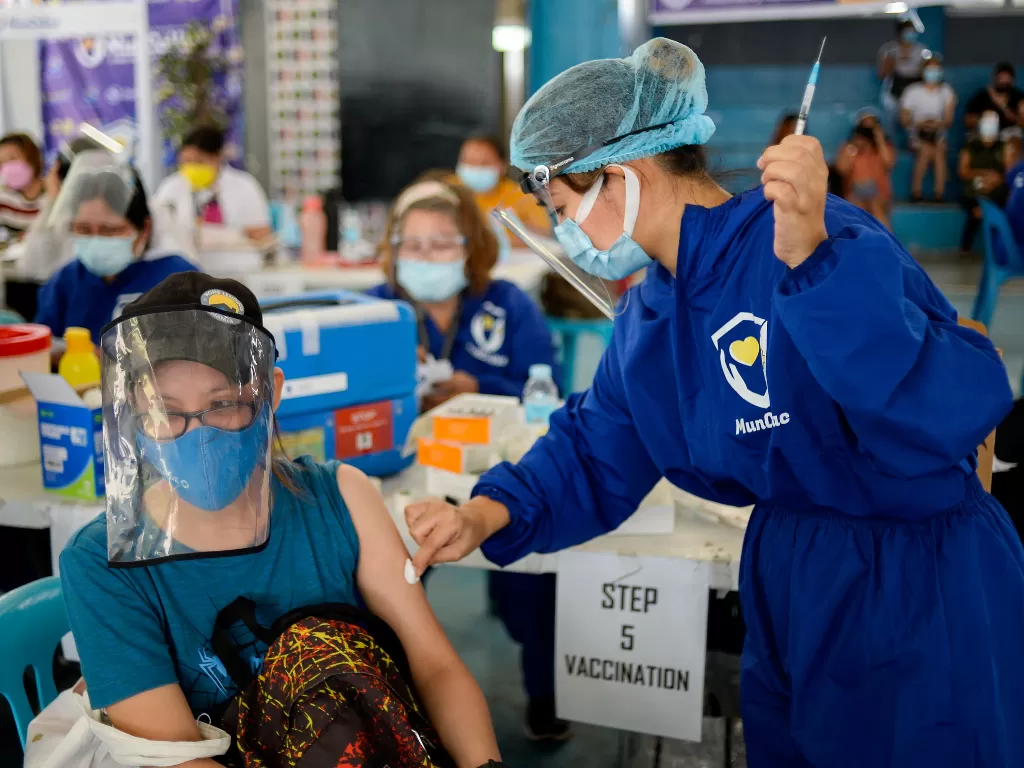 Warga Muntinlupa City, Metro Manila Filipina mendapat vaksin Sinovac (REUTERS/Lisa Marie David)