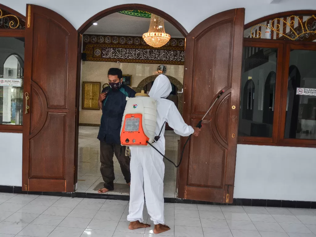 Penyemprotan cairan disinfektan di Masjid. (Foto: ANTARA/Adeng Bustomi)