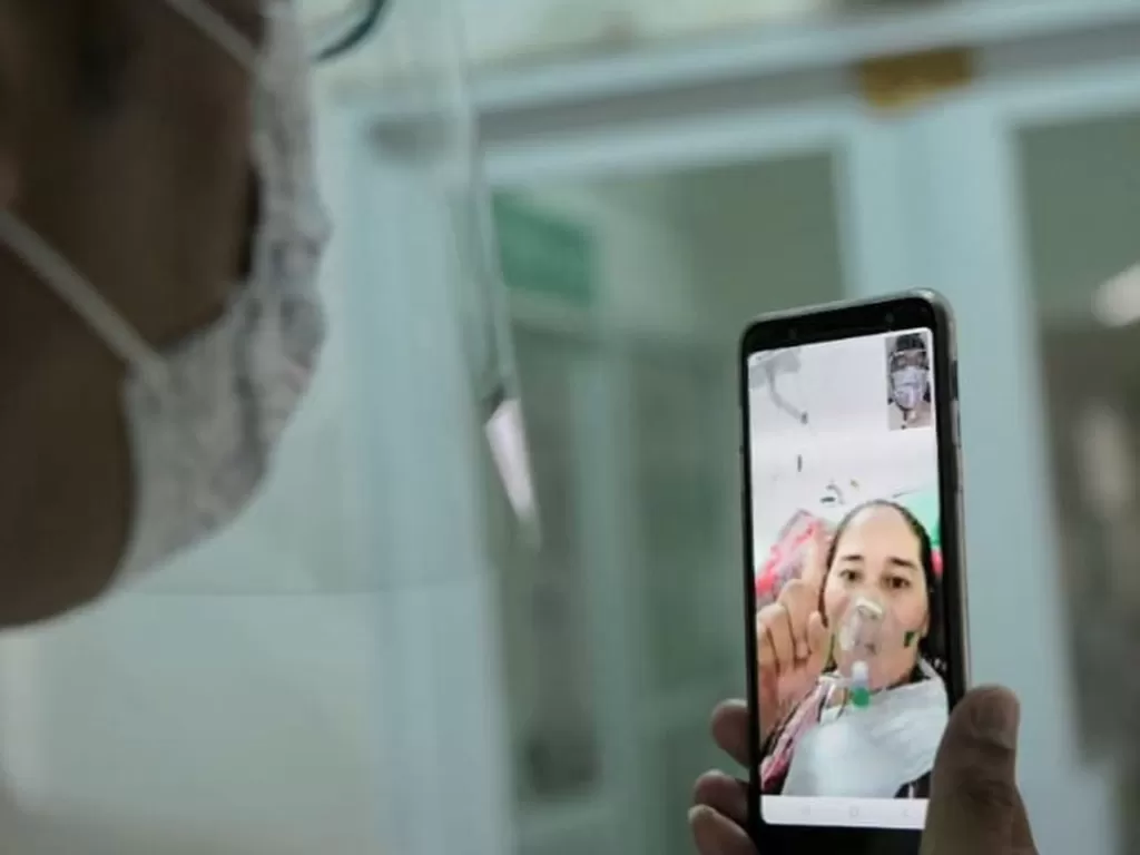 Ridwan Kamil video call dengan pasien. (Instagram/@ridwankamil)