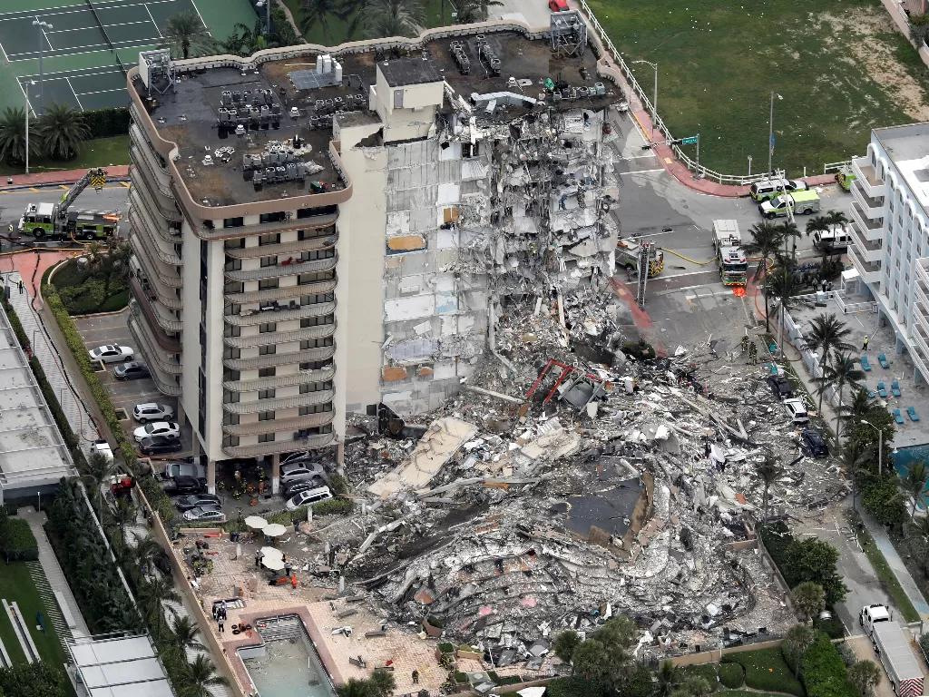 Apartemen di Florida runtuh. (REUTERS/Marco Bello)