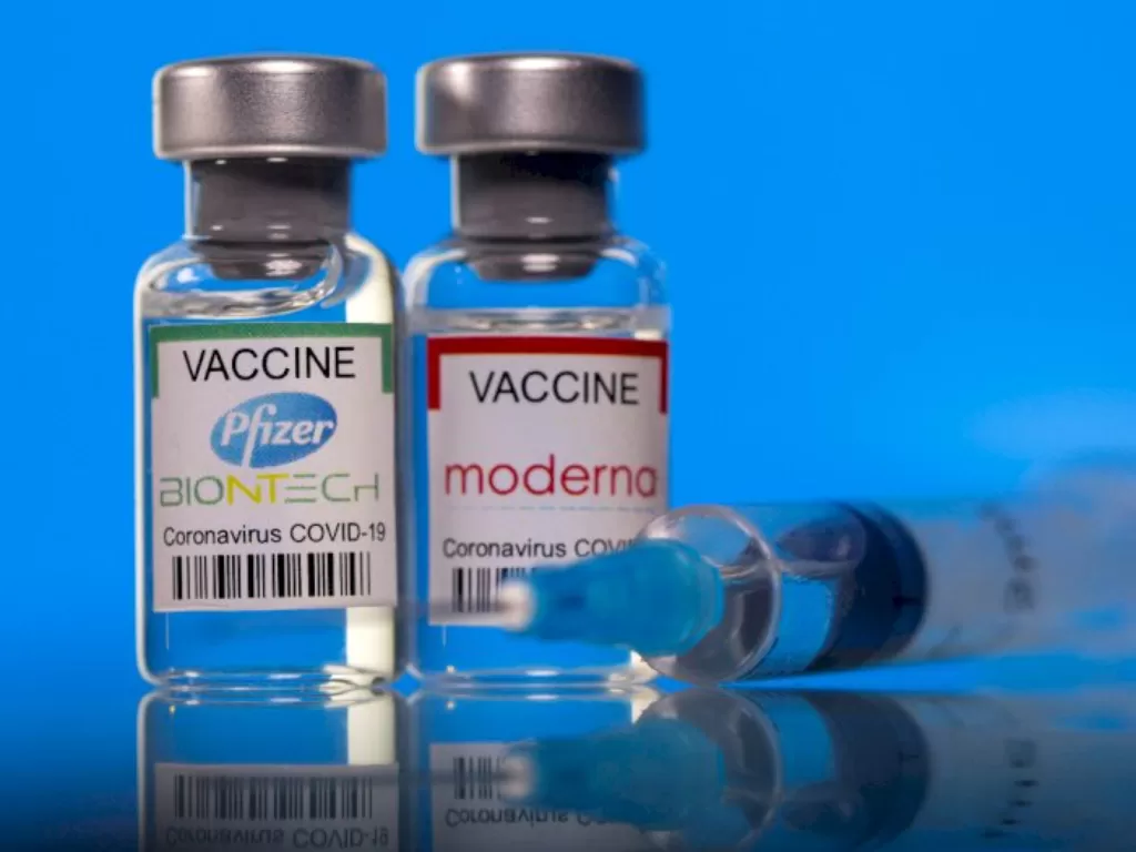 Vaksin Pfizer dan Moderna. (REUTERS)