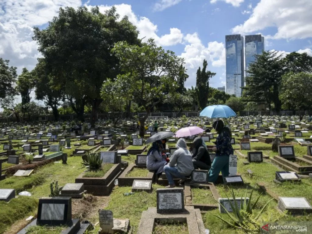 Warga melakukan ziarah kubur di Tempat Pemakaman Umum (TPU) Karet Bivak, Jakarta, Senin (25/5/2020). (photo/ANTARA FOTO/Galih Pradipta/ilustrasi)