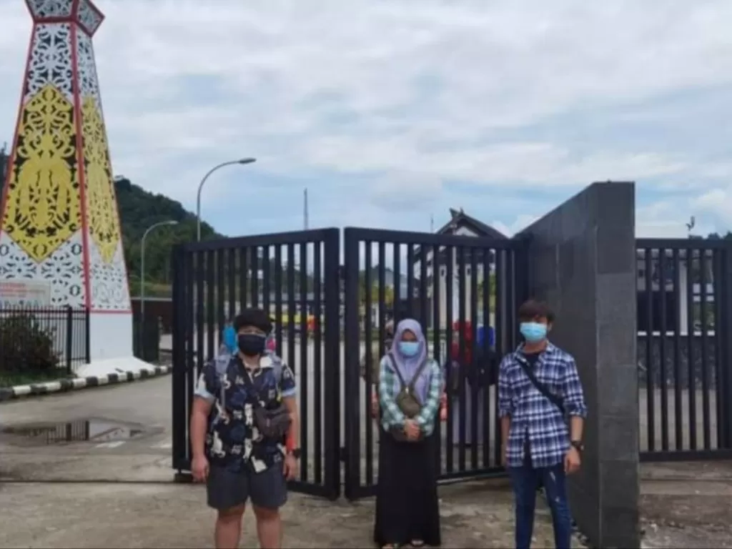 Tiga WNI korban agen judi online di Serawak, berhasil dipulangkan ke Indonesia melalui PLBN Entikong.  (Foto ANTARA/HO KJRI Kuching) 