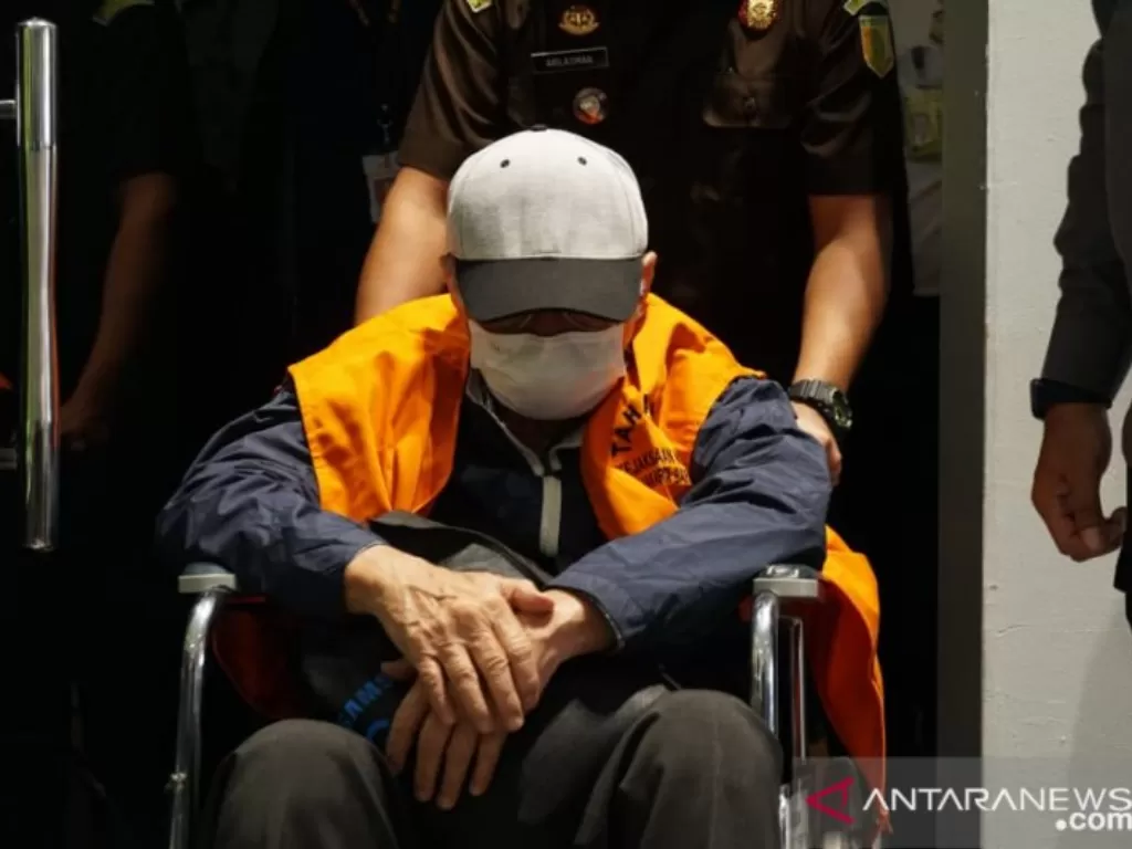 Petugas Atase Imigrasi KBRI Singapura berhasil menangkap Hendra Subrata alias Endang Rifai buronan Kejaksaan Agung saat mengajukan permohonan penggantian paspor. (photo/ANTARA/Istimewa)