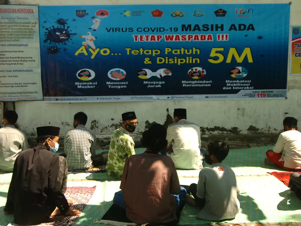 Umat Islam bersiap melaksanakan sholat Jumat saat Gerakan Desa Bermasker di Desa Mindaka, Tarub, Kabupaten Tegal, Jawa Tengah, Jumat (18/6/2021). (ANTARA FOTO/Oky Lukmansyah).
