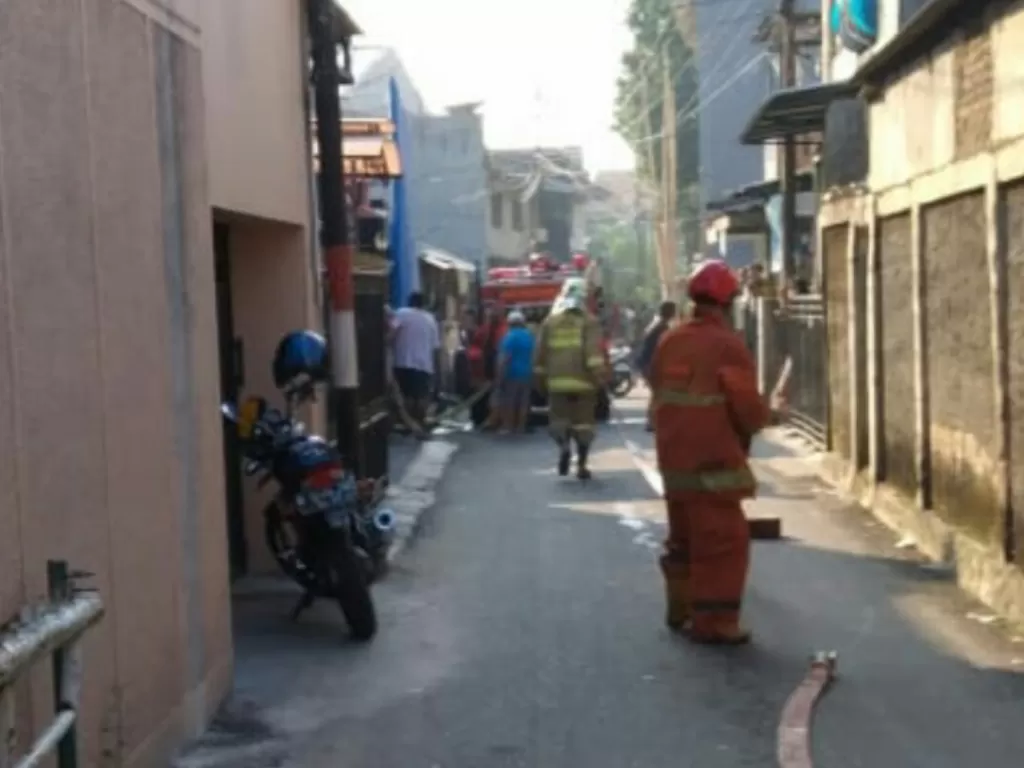 Personel Sudin Gulkarmat Jakarta Timur saat melakukan pemadaman api yang membakar sebuah kamar kos di Kramat Jati, Jakarta, Minggu (27/6/2021). (ANTARA/HO-Sudin Gulkarmat Jakarta Timur)