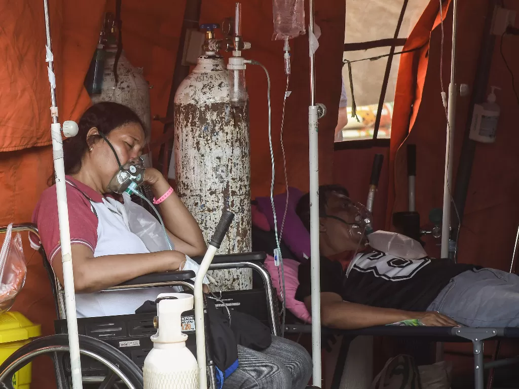 Pasien menjalani perawatan di tenda darurat yang dijadikan ruang IGD (Instalasi Gawat Darurat) di RSUD Bekasi, Jawa Barat, Jumat (25/6/2021). (ANTARA/Fakhri Hermansyah)