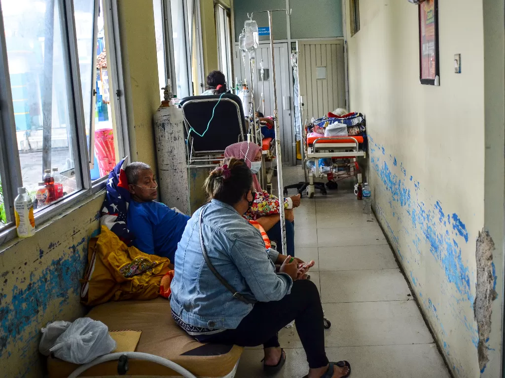 Pasien menunggu di lorong IGD karena RS penuh (ANTARA FOTO/Adeng Bustomi)
