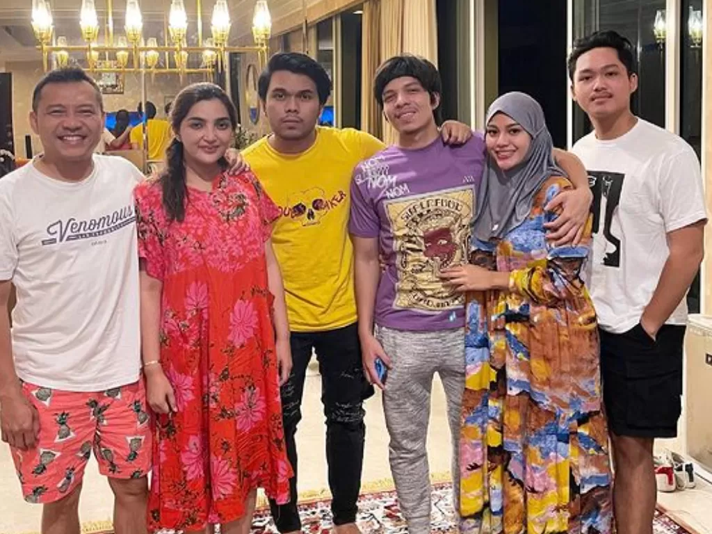 Atta dan keluarga Anang Hermansyah. (Instagram/@attahalilintar)