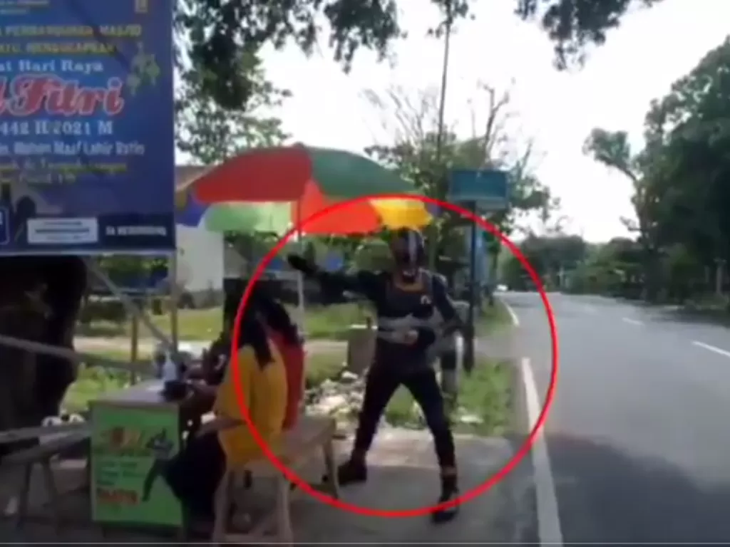 Video viral pria yang jualan es cendol pakai kostum Satria Baja Hitam. (photo/Twitter)