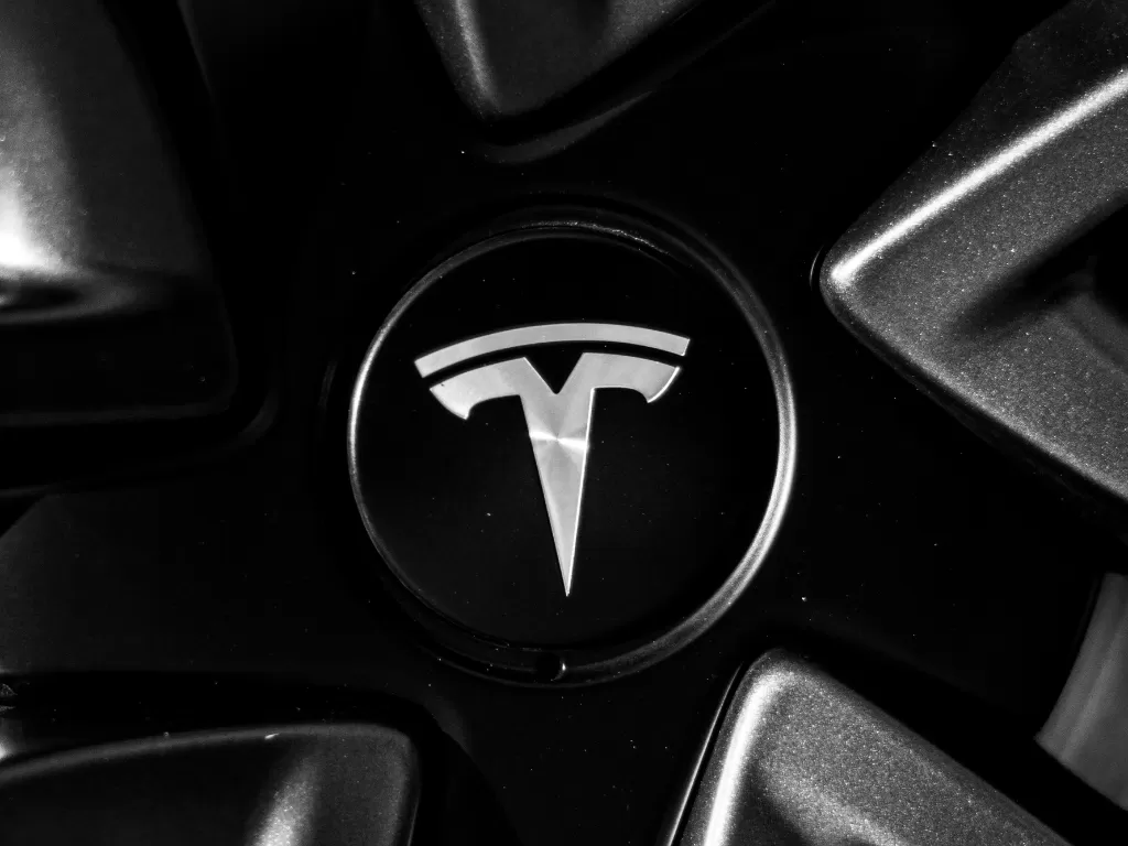 Tampilan logo produsen otomotif Tesla di mobil buatannya (photo/Unsplash/Tommy van Kessel)
