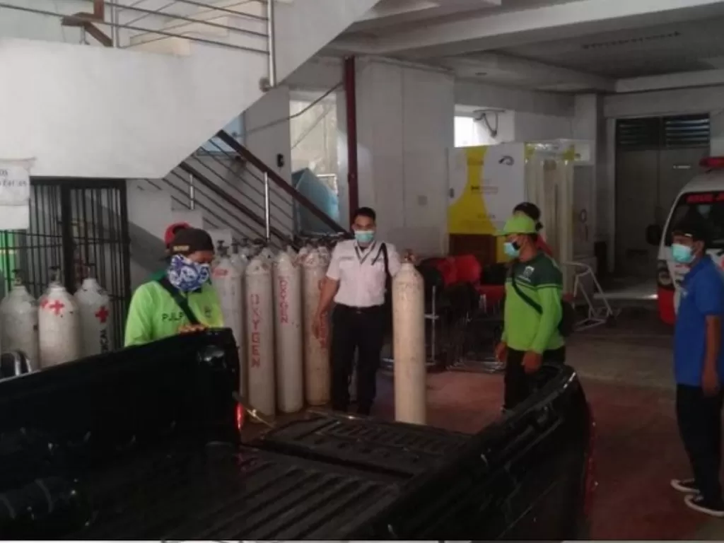 Para petugas sedang melakukan pengiriman tabung oksigen buat pasien Covid-19. (Instagram/@aniesbaswedan).