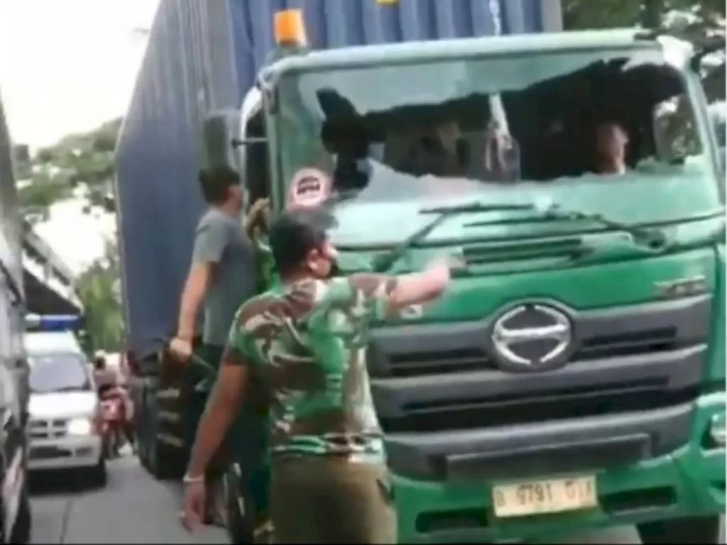 Supir pajero menganiaya supir truk di Sunter, Jakarta Utara (Foto: Tangkapan Layar Instagram @Warung Jurnalis) 