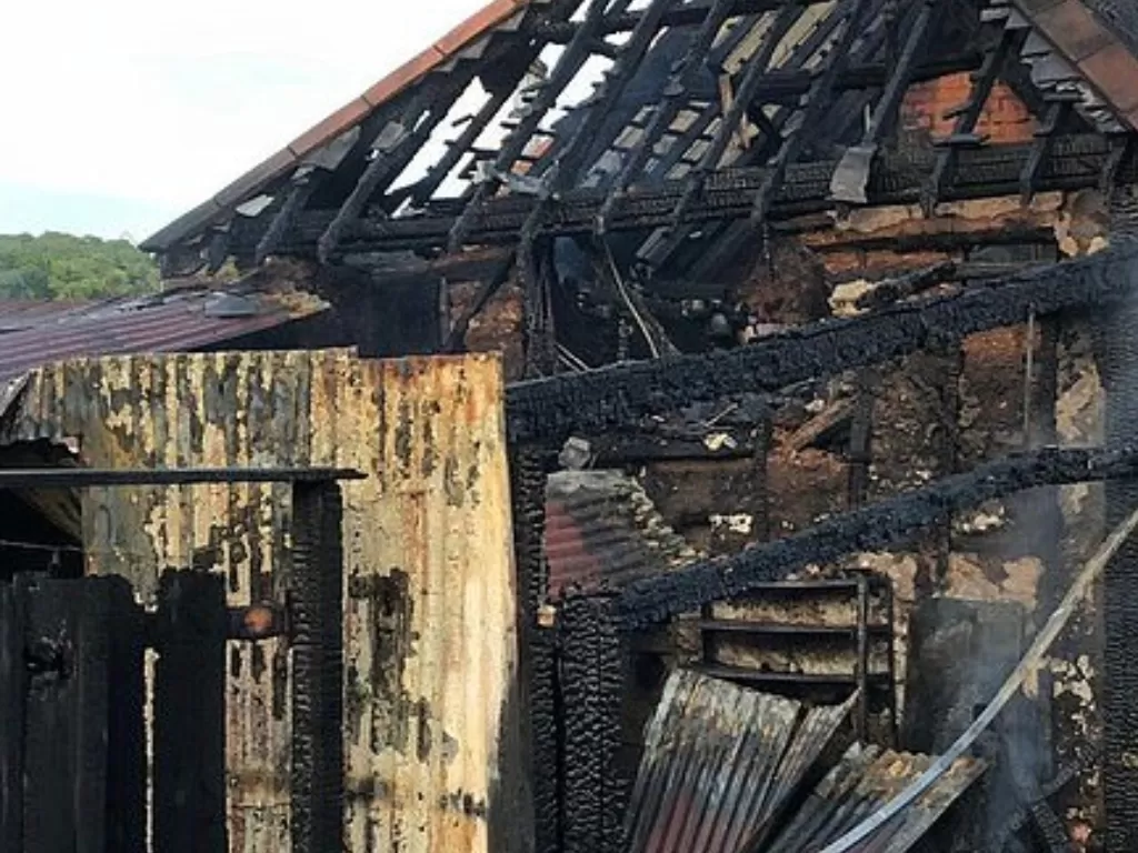 Seorang pria membakar rumahnya setelah sang istri berencana untuk menjualnya dan kabur. (Photo/Daily Mail)