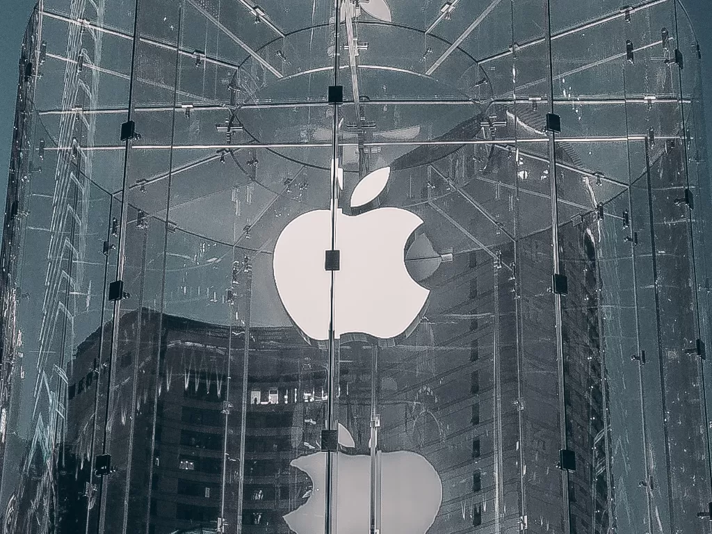 Tampilan logo Apple di salah satu Apple Store miliknya (photo/Unsplash/Jerry Zhang)